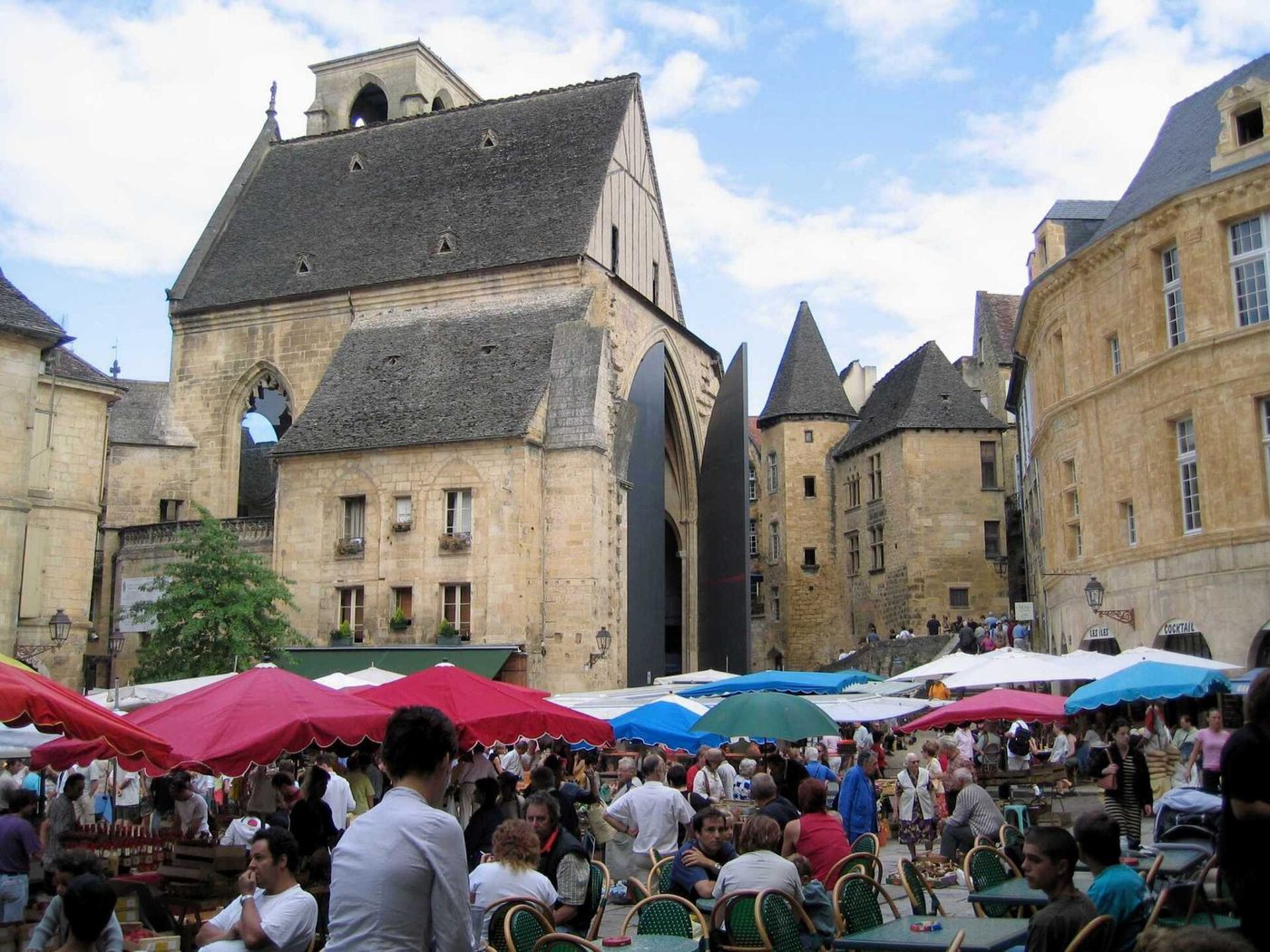 Markt op de Place de la Liberté in Sarlat-la-Canéda