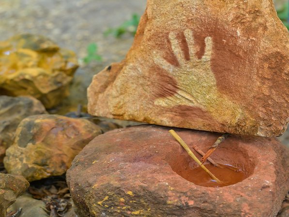 Prehistorische handafdruk in oker