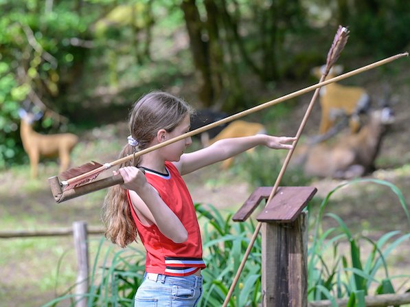 Kind probeert de speerwerper