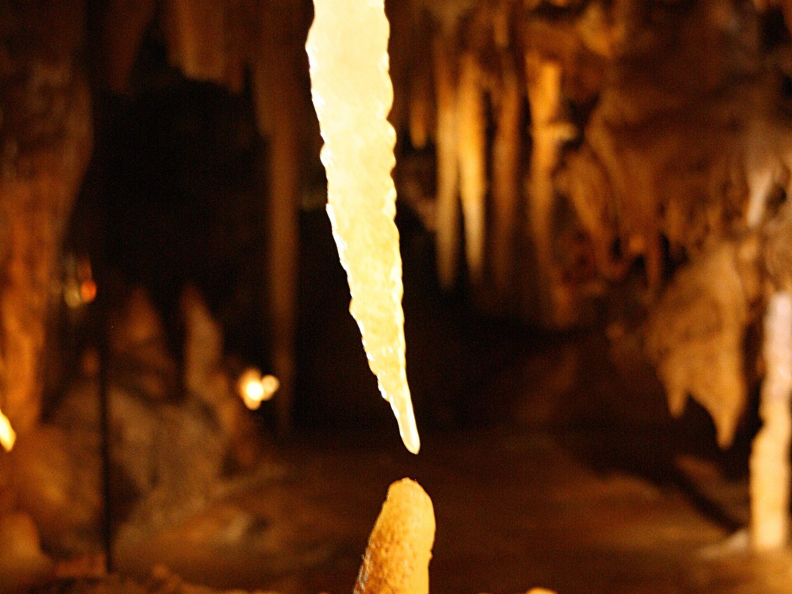 Stalactieten en stalagmieten in de gang