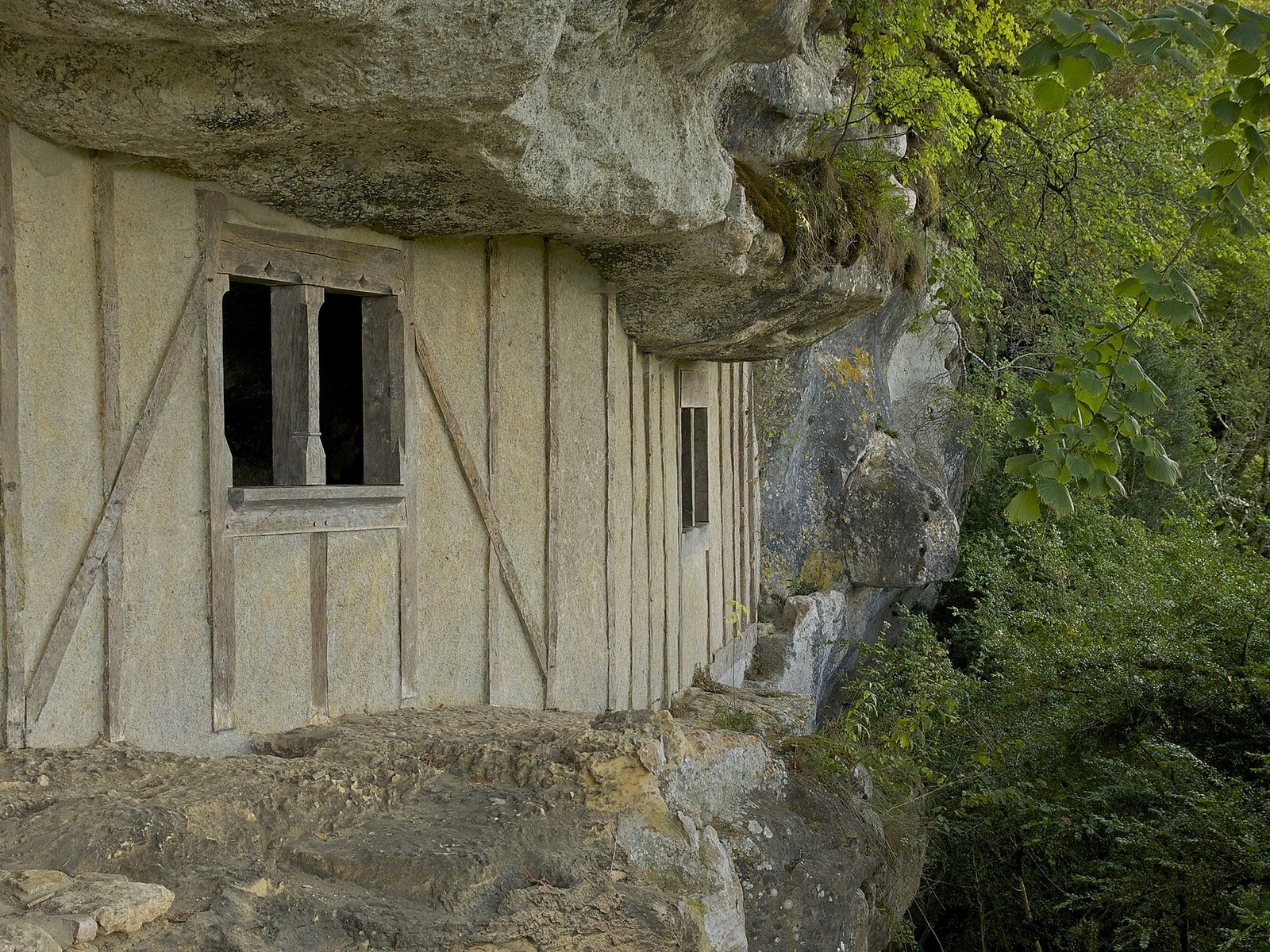 Gereconstrueerde woning in de rotswand