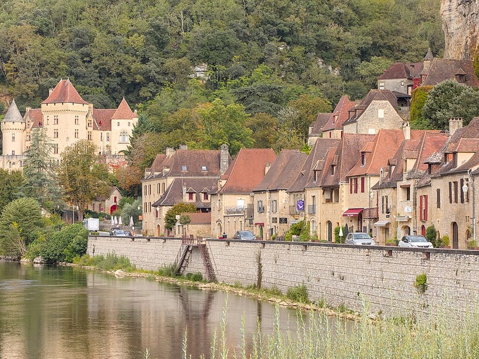 Kade en aanlegsteiger aan de Dordogne