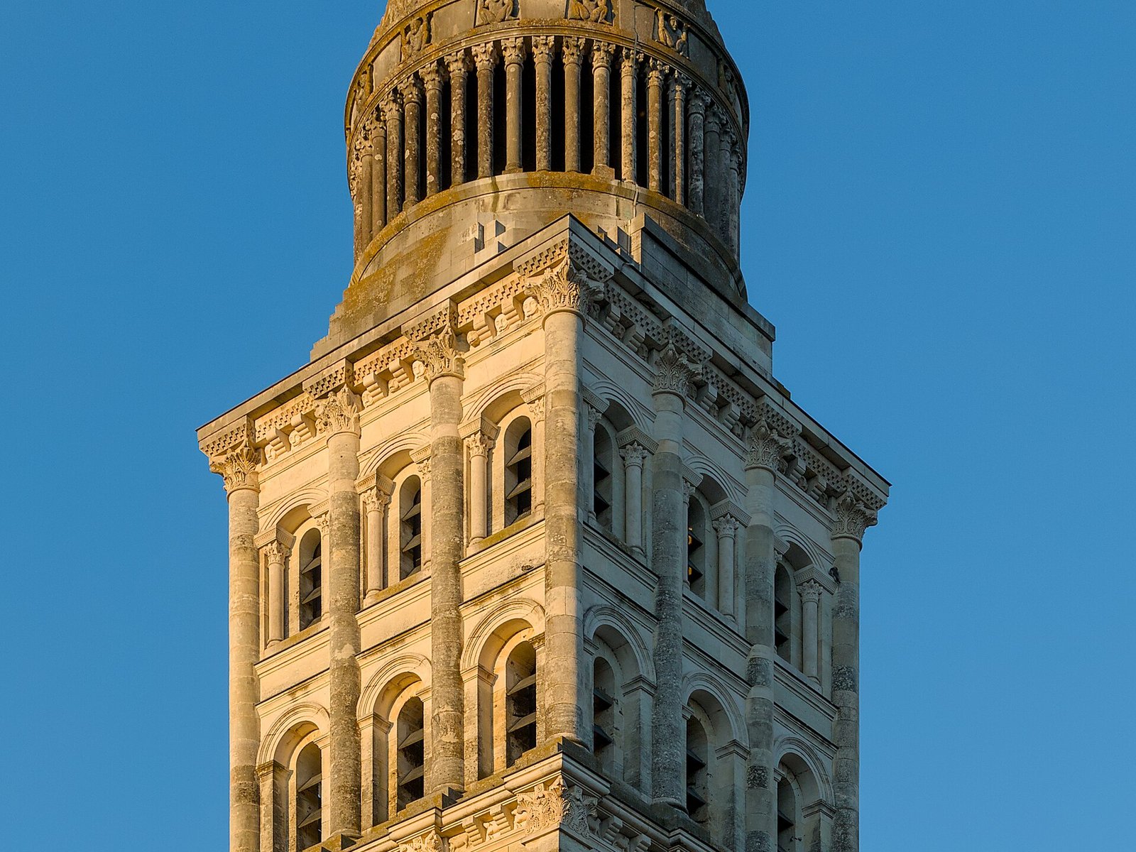 De klokkentoren van Saint-Front van dichtbij