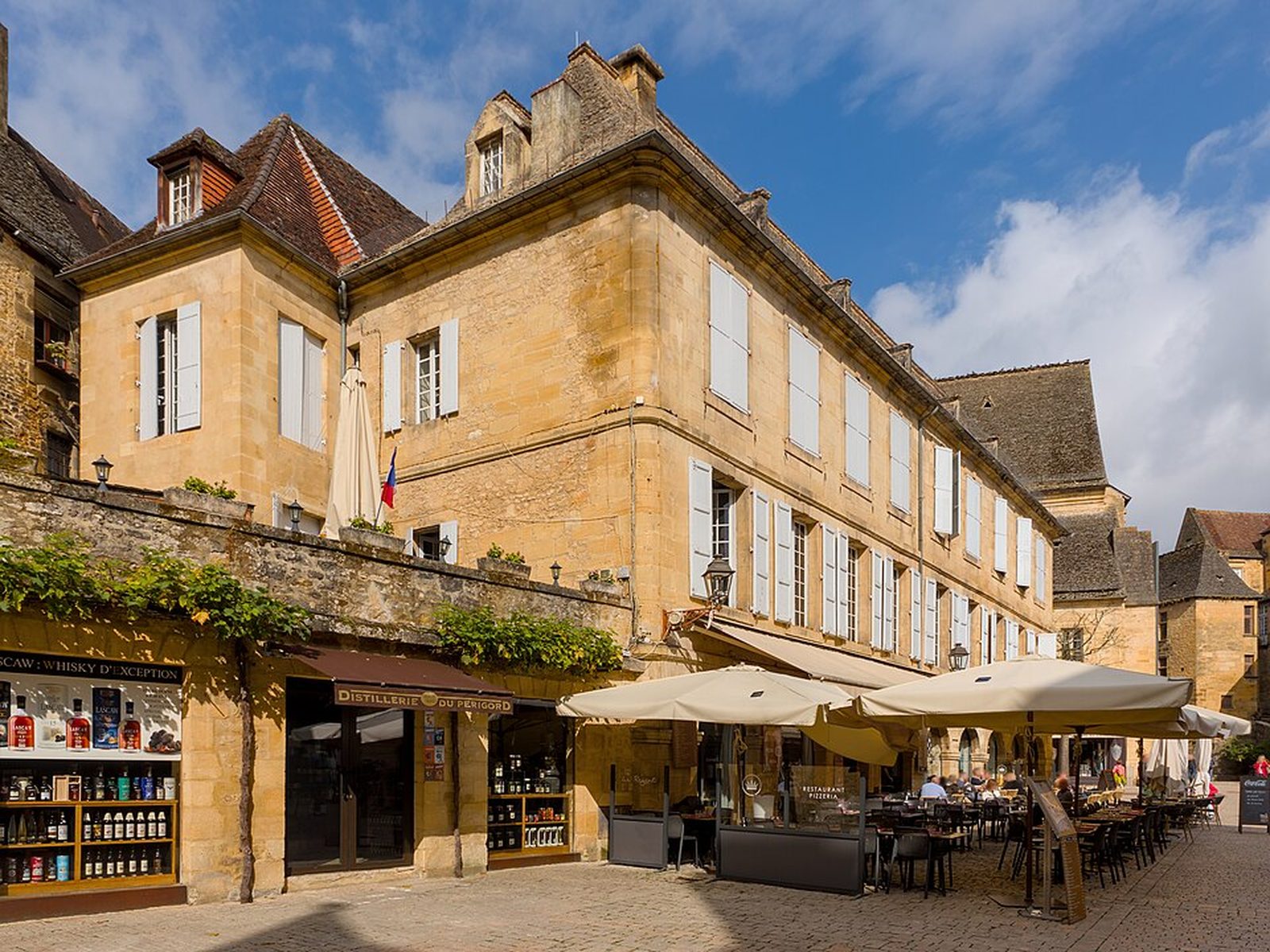 Terrassen en herenhuizen aan de Place de la Liberté