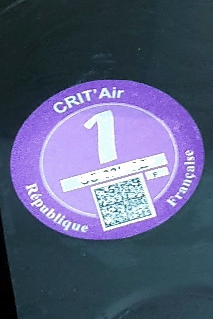Crit'Air-milieusticker op de voorruit van een auto in Frankrijk