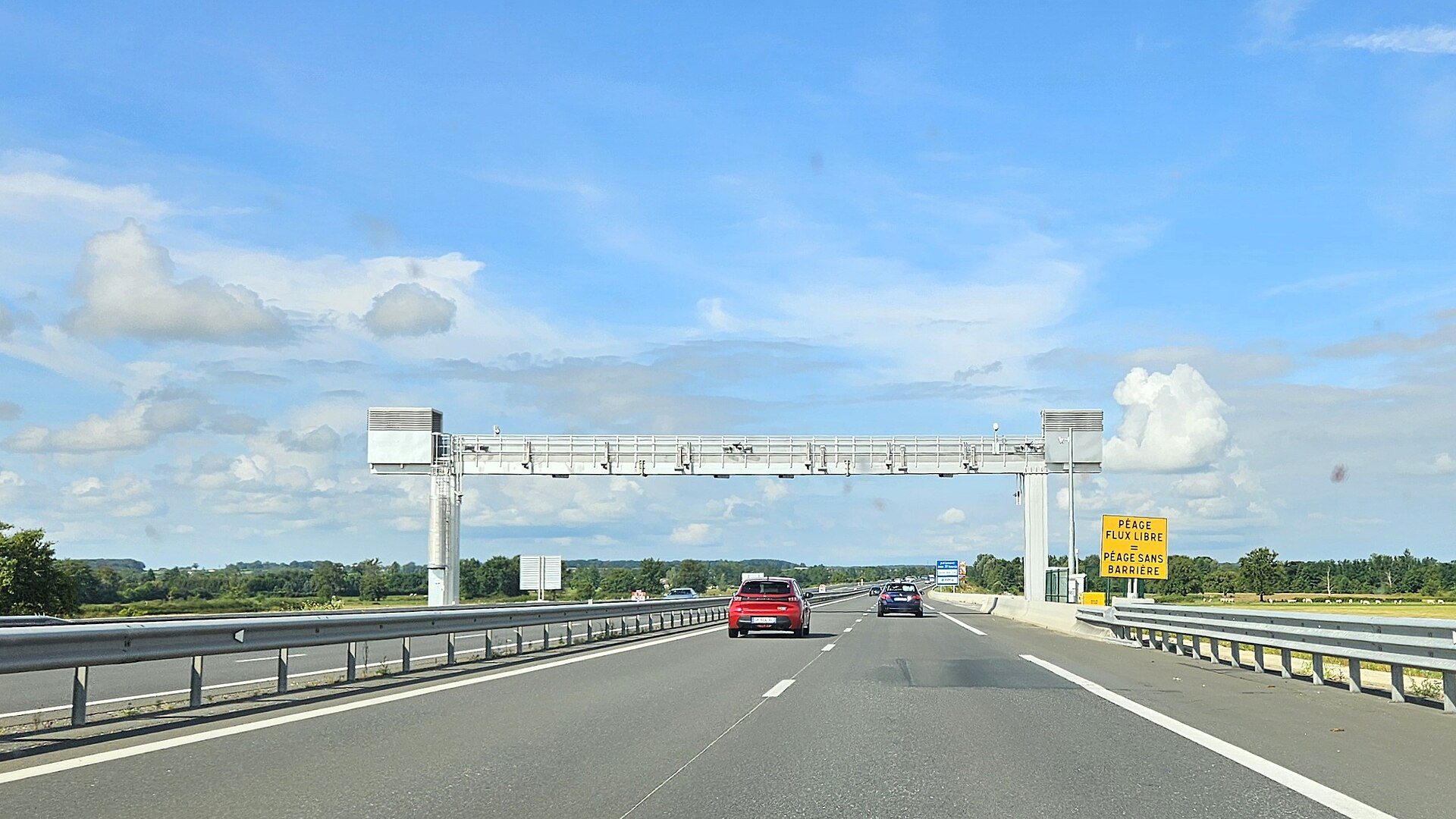 Tol zonder slagboom (Flux Libre) met camerabruggen boven de autoroute