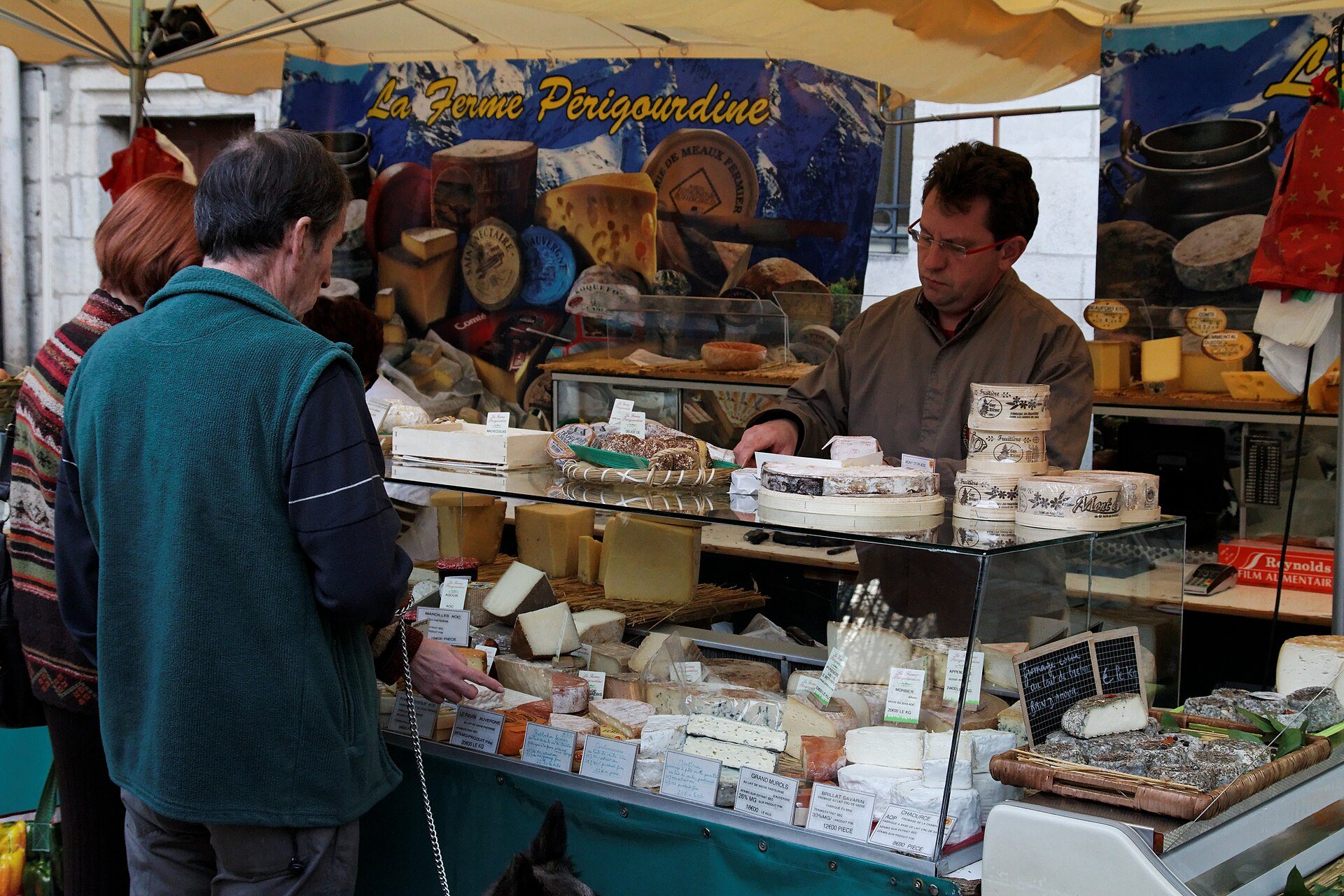 Drukke markt in Périgueux met kraampjes vol streekproducten