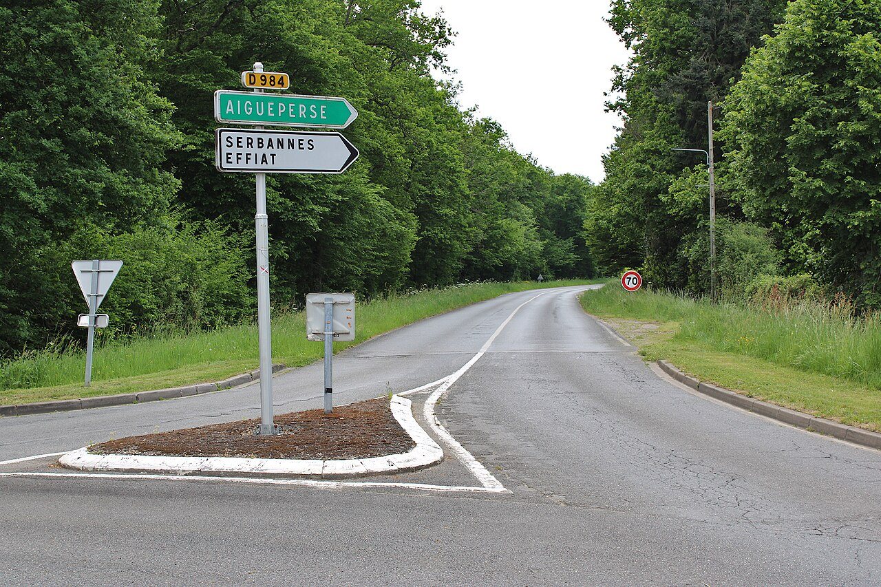 Frans snelheidsbord langs een departementale weg buiten de bebouwde kom