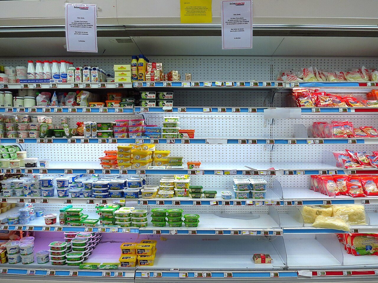 Franse Intermarché-supermarkt met ruime parkeerplaats