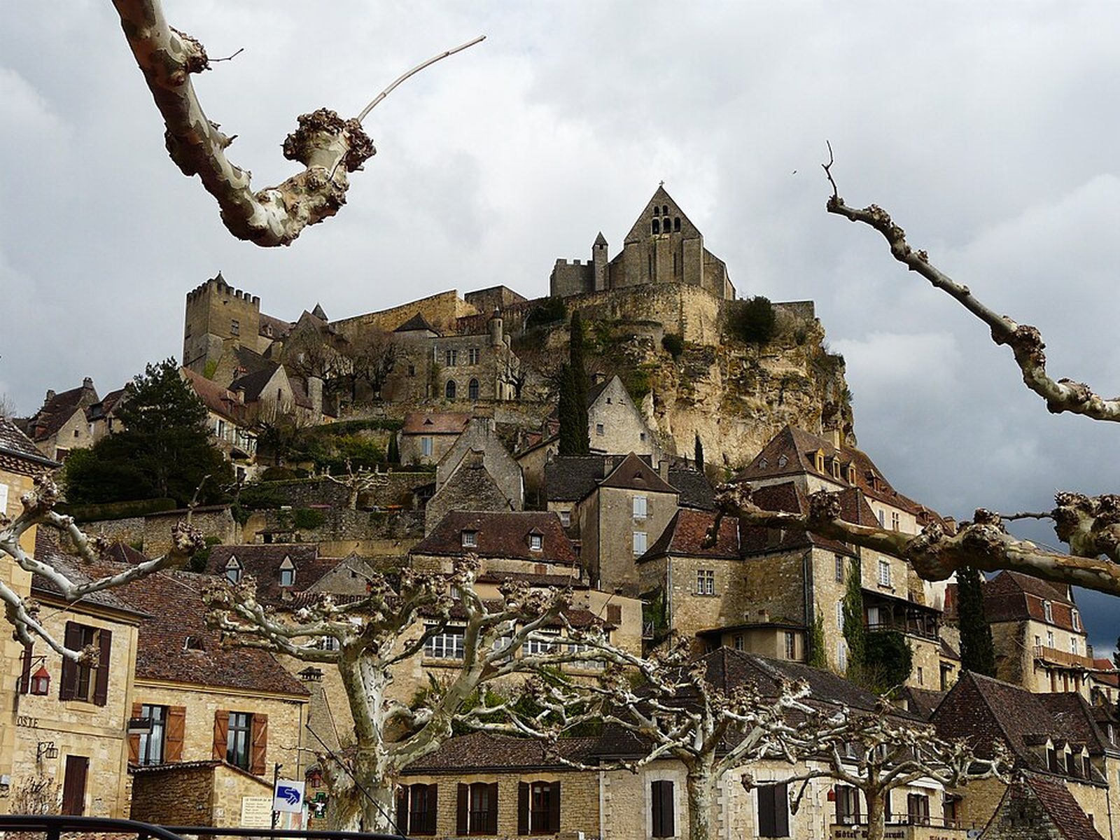 Beynac-et-Cazenac — Een steil middeleeuws dorp dat als een trap omhoog kruipt naar zijn burcht.