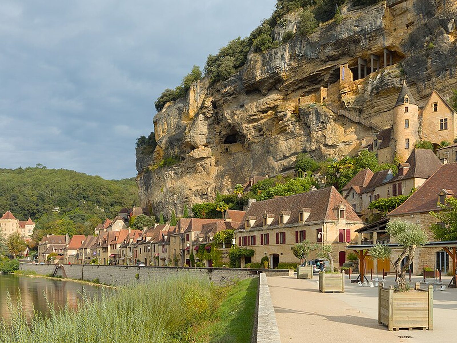 La Roque-Gageac — Een lint van huizen geklemd tussen een gouden rotswand en de Dordogne.