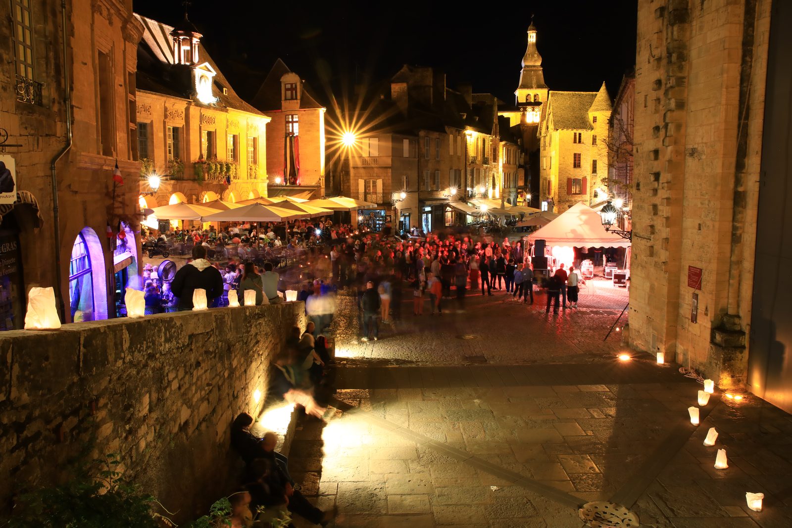 Warm verlicht plein in Sarlat in de avond
