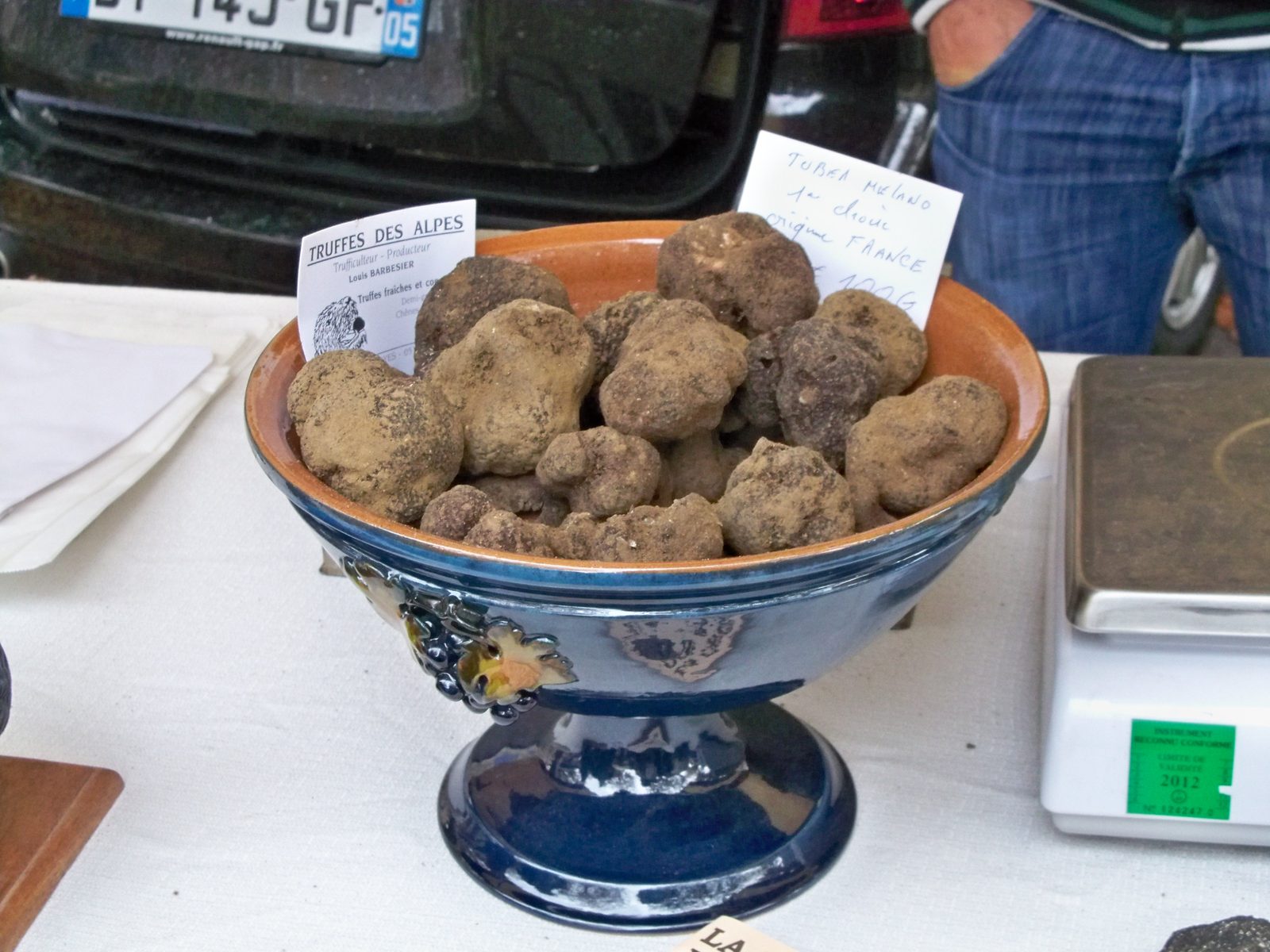 Zwarte truffels in een schaal op een truffelmarkt